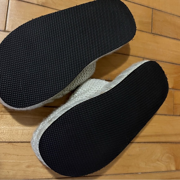 Knit with flower detail - Picture 2 of 2